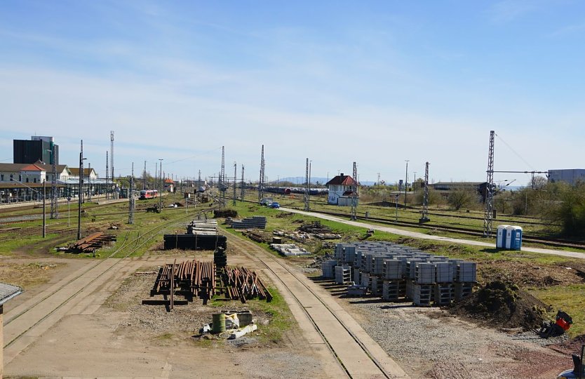 Auf diesem Areal soll das neue Stellwerk gebaut werden. Das Geb&auml;ude in Modulbauweise soll rund 100 Meter lang werden.  (Foto: ssc)