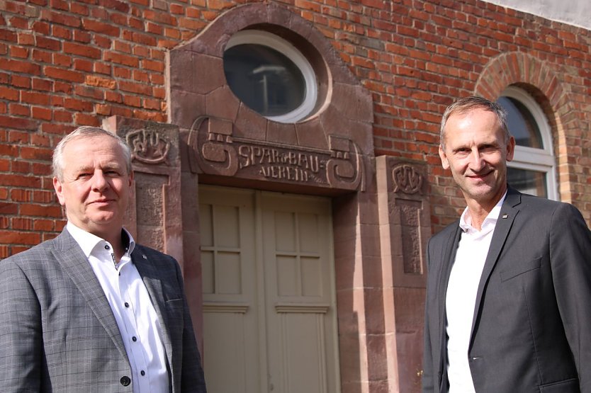Die WBG-Vorst&auml;nde Steffen Loup und Sven D&ouml;rmann vor dem Portal in der Thomas-M&uuml;ntzer-Stra&szlig;e.  (Foto: Thomas M&uuml;ller)