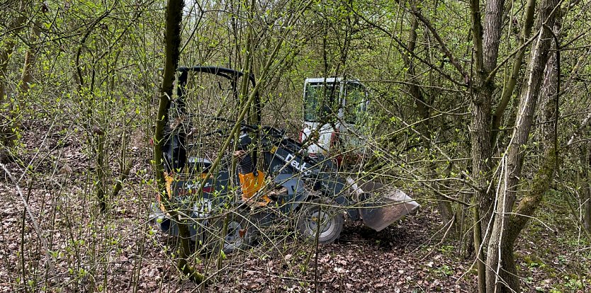 Die beiden Baufahrzeuge fand die Polizei im Gestr&uuml;pp.  (Foto: Landespolizeiinspektion Nordhausen)