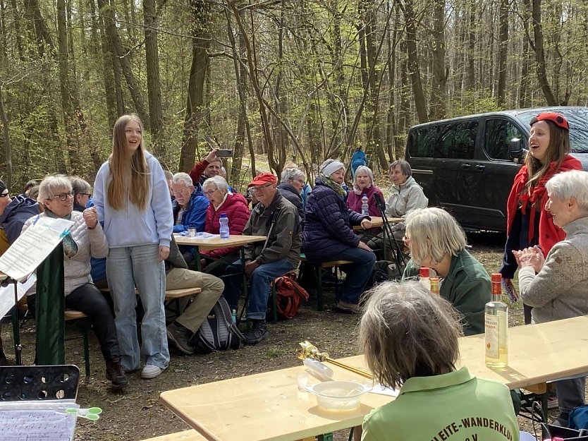 Mitten im Wald wurde gefeiert. (Foto: Wolfgang Lehmann)