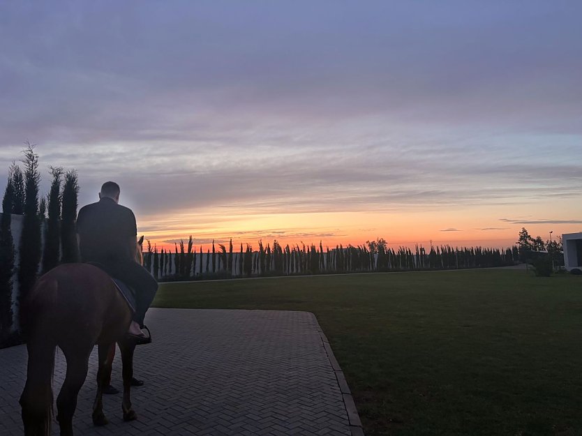 Mit dem Pferd in den Sonnenuntergang. (Foto: Marcus Roesch) Mit dem Pferd in den Sonnenuntergang. (Foto: Marcus Roesch)