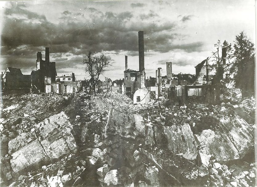 Blick auf das zerstörte Nordhausen. (Foto: Werner Steinmann/Stadtarchiv Nordhausen) Blick auf das zerstörte Nordhausen. (Foto: Werner Steinmann/Stadtarchiv Nordhausen)