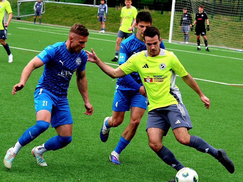 Abstiegskampf um jeden Ball gestern auf dem Nordh&auml;user Kunstrasenplatz (Foto: FSVP)