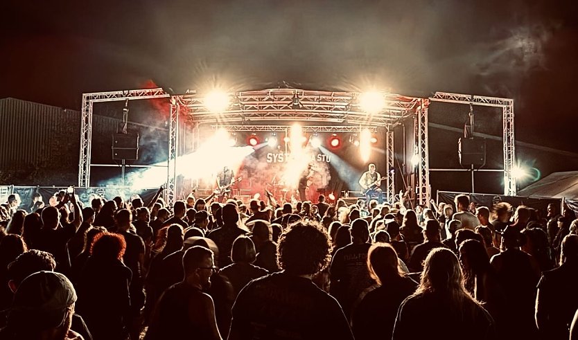 Was als kleines Projekt einiger Metal-Liebhaber begann hat sich inzwischen zum ordentlichen Festival gemausert - das "Bookwood" bei Buchholz lockte im vergangenen Jahr hunderte Metal-Fans (Foto: Metal Foundation S&uuml;dharz)
