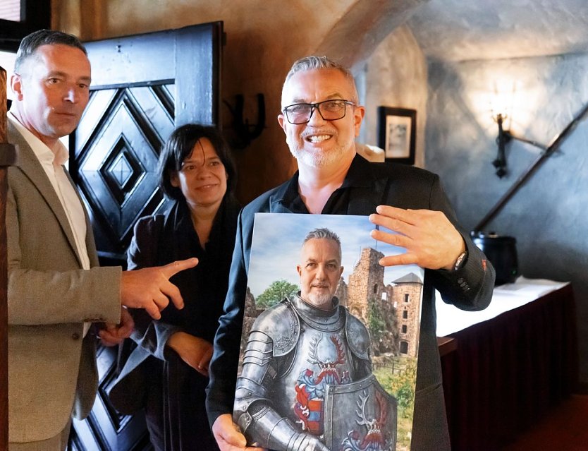 NUV Vorsitzender Niels Neu (1.v.l.) gratuliert Kai Prengel (1.v.r.) zum 25-j&auml;hrigen Bestehen (Foto: NUV)