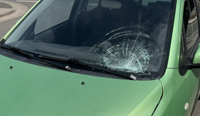 Unfallspuren am beteiligten Pkw (Foto: LPI)